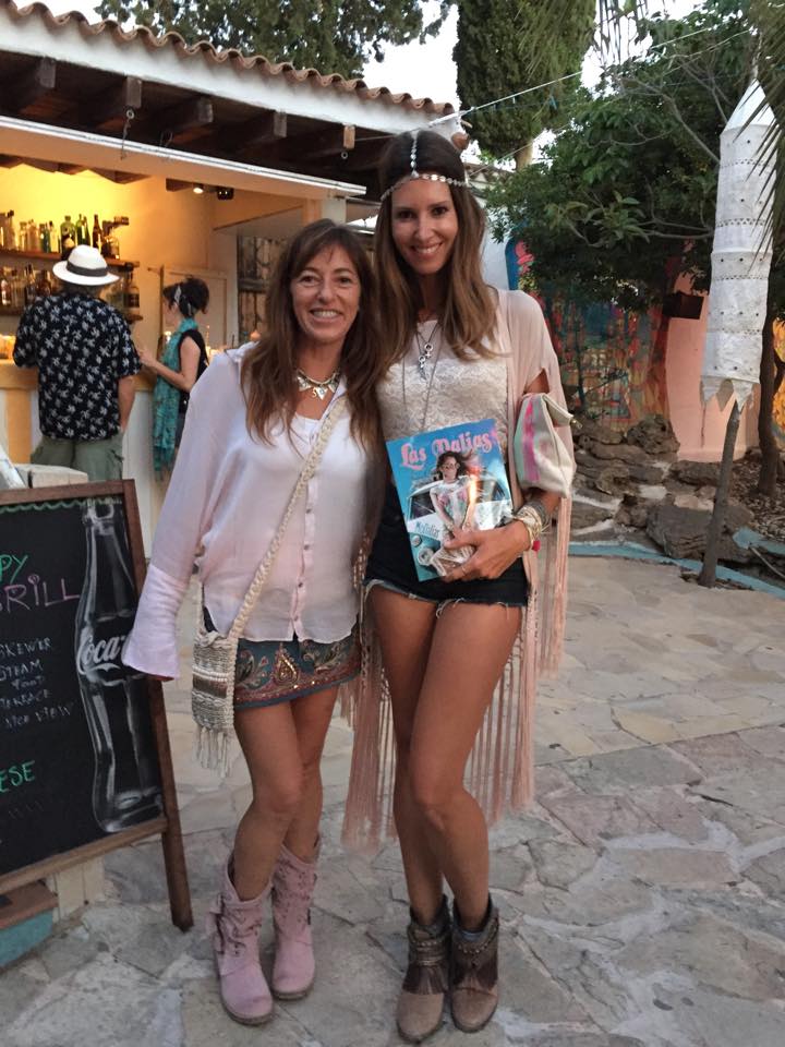 Gaby Yañez y  Ana Vide con la revista de Las Dalias